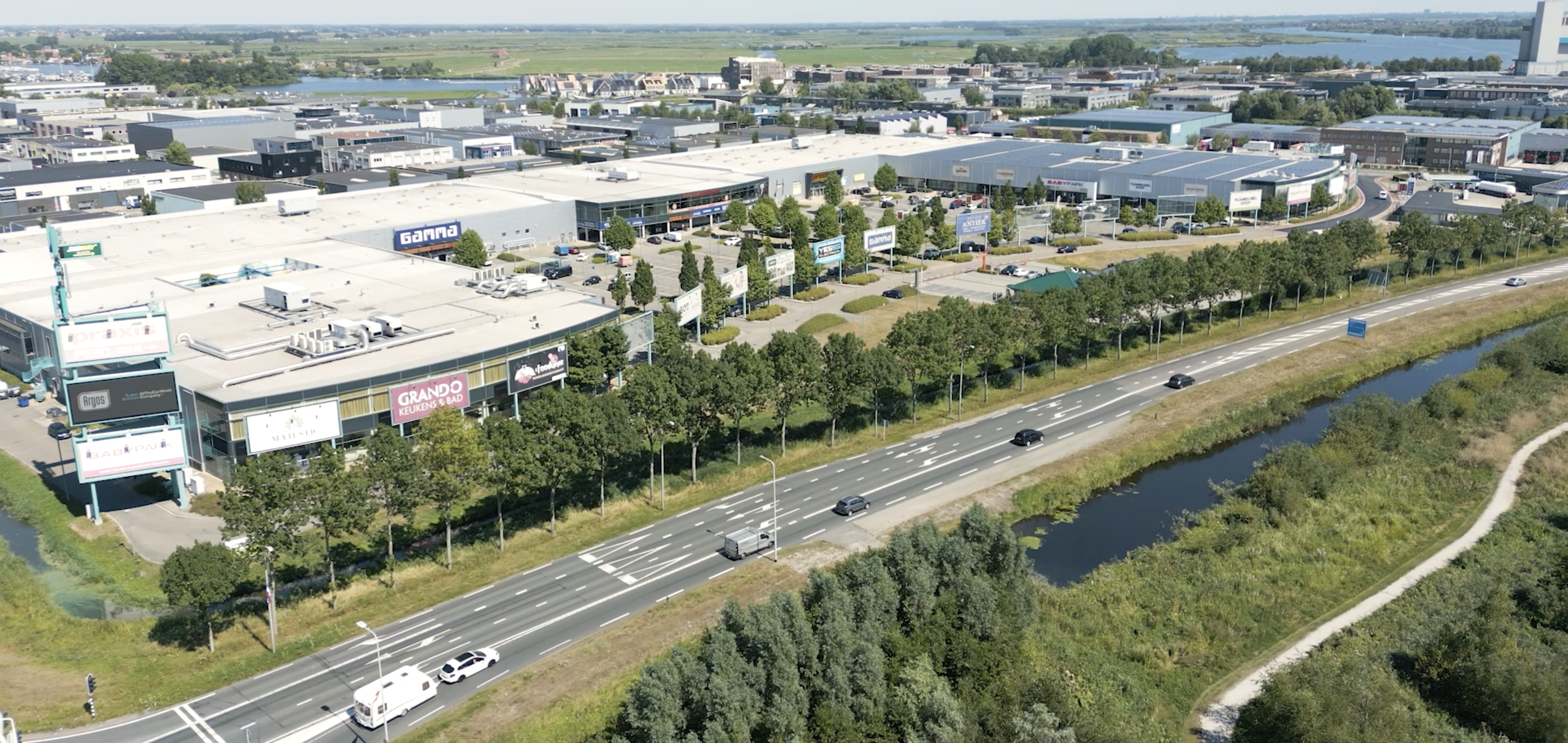 Shoppingcenter Noorderveld Wormerveer in de avond voor auto’s afgesloten